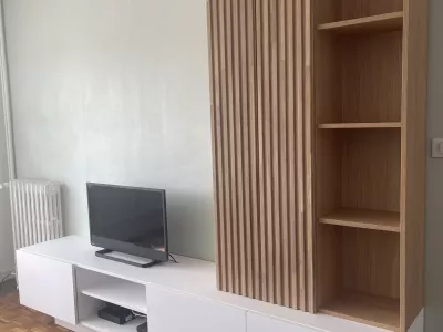 Création d’un meuble TV sur mesure avec portes imitation claustra